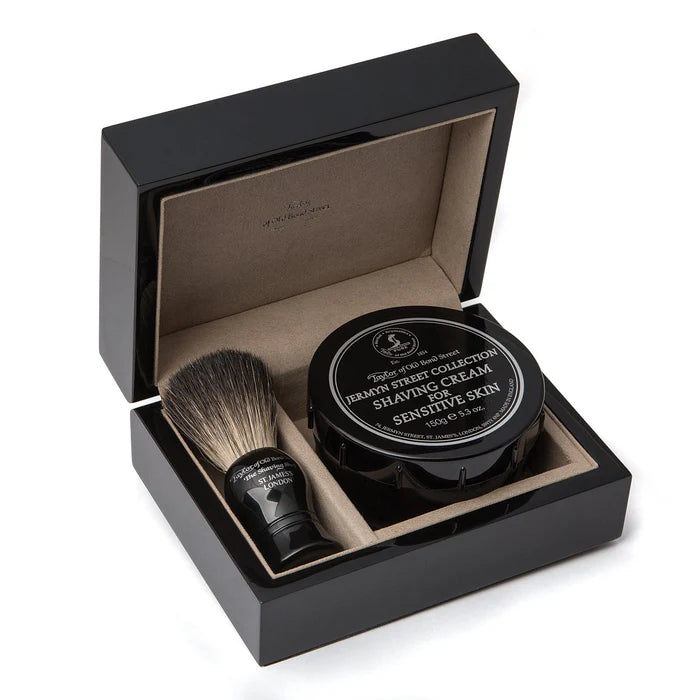 Grooming gift set in dark lacquered wooden box with shaving cream and shaving brush