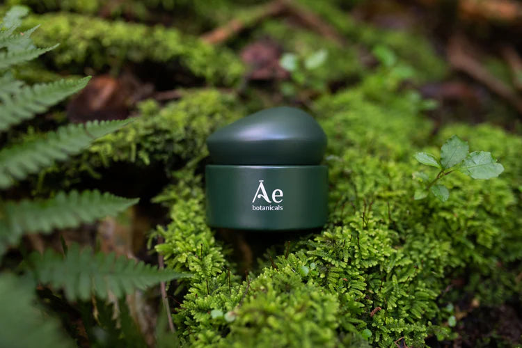 Refillable mixing jar, dark green domed lid with Āe botanicals label