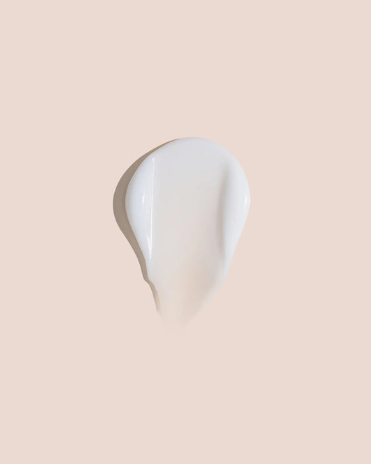 Cream leave-in moisturiser dollop with smooth pale cream texture