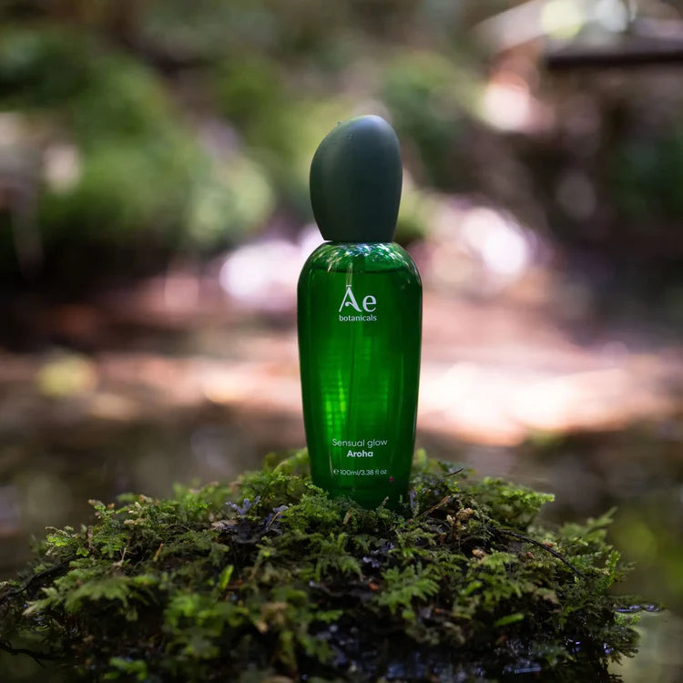 Āe Botanicals Sensual Glow oil bottle in green glass with dark green cap