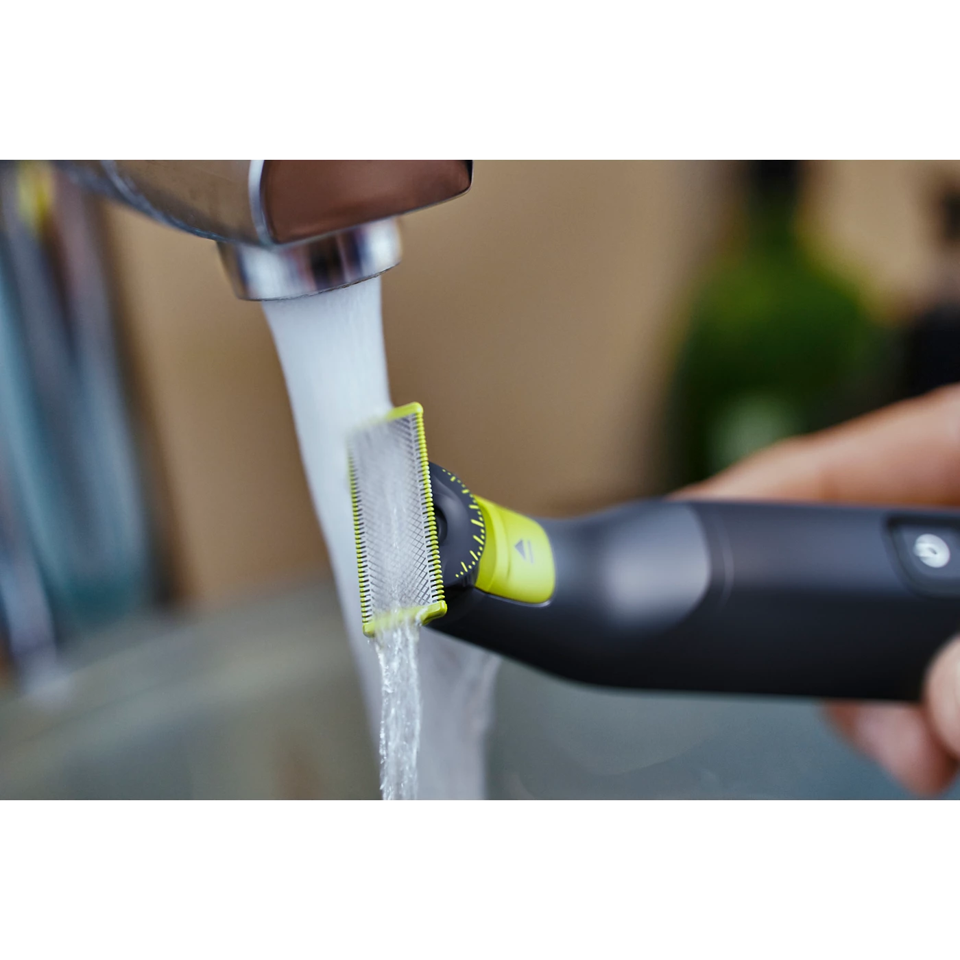 Electric trimmer shaving with foil guard under running water